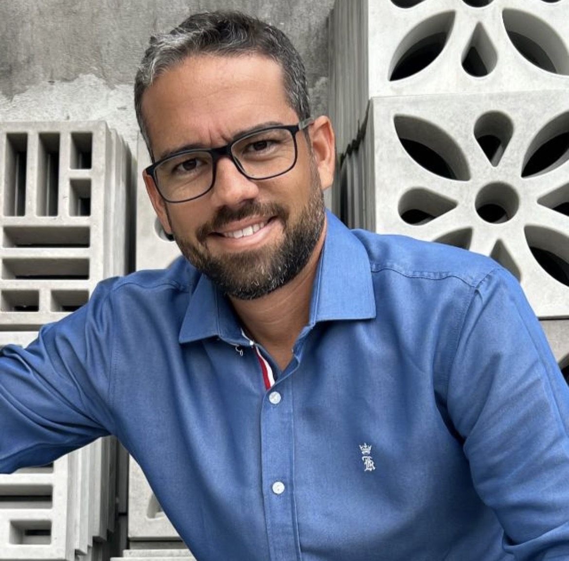 Bruno Lima junto aos cobogós de sua fábrica